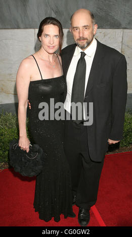 Jun 28, 2007 ; Hollywood, Californie, USA ; acteur RICHARD SCHIFF et épouse SHEILA KELLEY à l'esprit d'indépendance cérémonie honorant Clint Eastwood a tenu à la Hammer Museum, Los Angeles. Crédit obligatoire : Photo par Paul Fenton/ZUMA Press. (©) Copyright 2007 by Paul Fenton Banque D'Images