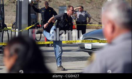 Alameda County Sheriff's Department detectives enquêter sur les lieux d'un homicide à l'abe station essence à l'angle de la Mission Boulevard et Lewelling Boulevard sur Jeudi, 28 juin 2007, dans la région de Ashland non constituées en société. (Jane Tyska/La revue quotidienne) Banque D'Images