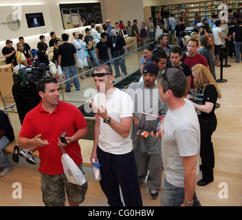 29 juin 2007 - Los Angeles, CA, USA - Les clients à l'intérieur de la ligne de l'Apple Store au The Grove à Los Angeles pour acheter la nouvelle version de l'iPhone. (Crédit Image : © Branimir Kvartuc/ZUMA Press) Banque D'Images