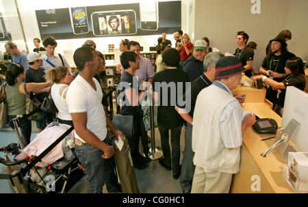 29 juin 2007 - Los Angeles, CA, USA - Les clients à l'intérieur de la ligne de l'Apple Store au The Grove à Los Angeles pour acheter la nouvelle version de l'iPhone. (Crédit Image : © Branimir Kvartuc/ZUMA Press) Banque D'Images