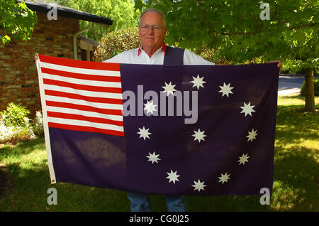 David Davis, de l'Alamo, contient une réplique de l'indicateur d'Easton à son domicile le lundi 2 juillet 2007 à Alamo, Californie Le Drapeau d'Easton est revendiquée par certains d'être le premier drapeau affiché pendant la lecture de la Déclaration d'indépendance le 8 juillet 1776 à Easton, en Pennsylvanie. (Jose Carlos Fajardo/Cont Banque D'Images