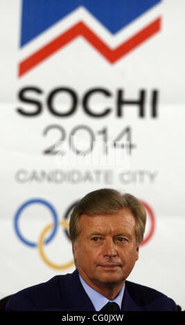 Le Président du Comité Olympique Russe Leonid Tyagachev. La ville russe de Sotchi gagne Jeux Olympiques d'hiver de 2014, soumission. Sotchi a été choisi pour accueillir les Jeux Olympiques d'hiver de 2014, mercredi à la 119e du Comité International Olympique (CIO) à Guatemala Banque D'Images