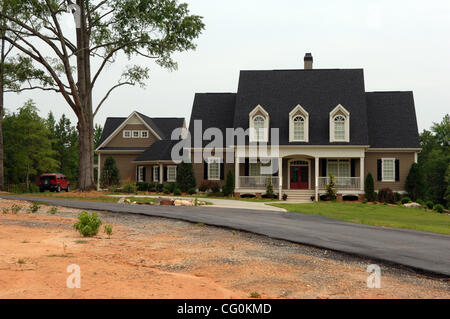 Des fleurs et des ours en peluche sur l'extérieur de porte memorial pro wrestler CHRIS BENOIT residence Peachtree City, après le meurtre suicide de GA Benoit, sa femme et son fils. ©Robin Nelson Banque D'Images