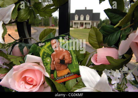 Des fleurs et des ours en peluche sur l'extérieur de porte memorial pro wrestler CHRIS BENOIT residence Peachtree City, après le meurtre suicide de GA Benoit, sa femme et son fils. ©Robin Nelson Banque D'Images