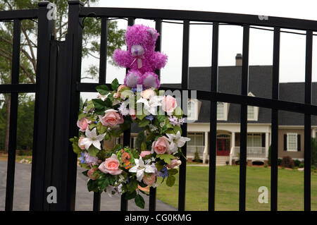 Des fleurs et des ours en peluche sur l'extérieur de porte memorial pro wrestler CHRIS BENOIT residence Peachtree City, après le meurtre suicide de GA Benoit, sa femme et son fils. ©Robin Nelson Banque D'Images