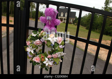 Des fleurs et des ours en peluche sur l'extérieur de porte memorial pro wrestler CHRIS BENOIT residence Peachtree City, après le meurtre suicide de GA Benoit, sa femme et son fils. ©Robin Nelson Banque D'Images