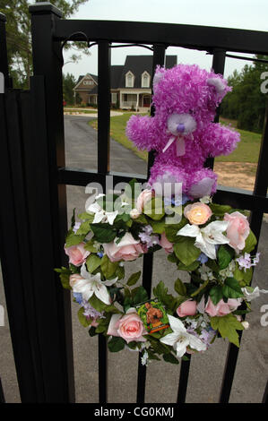 Des fleurs et des ours en peluche sur l'extérieur de porte memorial pro wrestler CHRIS BENOIT residence Peachtree City, après le meurtre suicide de GA Benoit, sa femme et son fils. ©Robin Nelson Banque D'Images