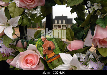 Des fleurs et des ours en peluche sur l'extérieur de porte memorial pro wrestler CHRIS BENOIT residence Peachtree City, après le meurtre suicide de GA Benoit, sa femme et son fils. ©Robin Nelson Banque D'Images