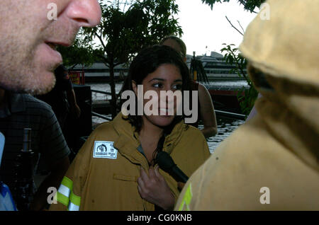 Zaira Machado regardent un hélicoptère de tourisme d'éclaboussures dans la rivière Hudson près de Weehawken, N.J., hier après-midi. Aucun des huit personnes à bord ont été blessés. L'OGD Jose Mejia, 21 et sa copine Zaira Machado, 21 étaient dans le broyeur de visites qu'ils étaient en contact avec l'Hudson soudainement Banque D'Images