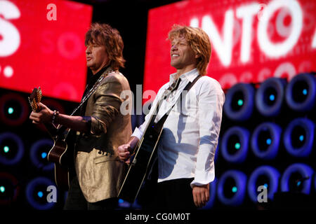 Avec Jon Bon Jovi Richie Sambora et son groupe Bon Jovi à la scène du géant stade lors de Live Earth le 7 juillet 2007. Banque D'Images