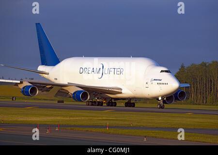 Dreamlifter et 787 Sections corps arrivée à Everett K64050-01 Boeing 747 Dreamlifter obtient la certification FAA Everett, Washington, le 4 juin 2007 Le Boeing Dreamlifter, le 747-400 spécialement modifié utilisé pour transporter les principales unités du tout nouveau Boeing 787 Dreamliner, a été procédé certific Banque D'Images