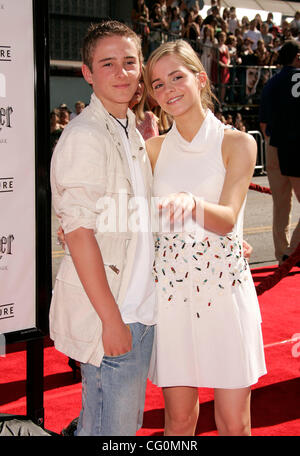 Jan 8,2007 ; Hollywood, Californie, USA ; l'actrice Emma Watson & Frère Alex à 'Harry Potter et l'Ordre du Phénix' LA PREMIERE tenue au Théâtre Chinois de Mann. Crédit obligatoire : Photo de Lisa O'Connor/ZUMA Press. (©) Copyright 2007 by Lisa O'Connor Banque D'Images