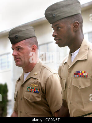 Le 9 juillet 2007, Oceanside, CA USA Cpl. Trent D. Thomas (à droite) se dirigea vers la salle d'audience à Camp Pendleton lundi pour sa cour martiale. Il a marché avec le maj. DALE SARAN (à gauche), l'avocat de la défense militaire. Crédit obligatoire : Photo de Don Kohlbauer/San Diego Union Tribune/Zuma Press. Copyright 2007. San Die Banque D'Images