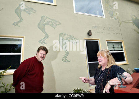 Kristina Peterson, artiste engagé, droit Dan Fontes pour peindre une fresque dans l'arrière-cour de sa maison à El Cerrito, Californie Photo prise le mardi 10 juillet 2007.(Ray Chavez/l'Oakland Tribune) Banque D'Images