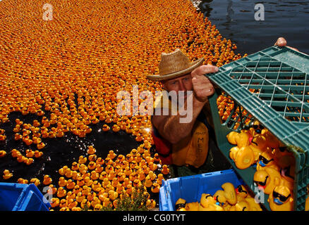 Juillet 14th, 2007 - Oakland, CA, USA - Greg Hale transporte des charges de godet de canards en caoutchouc après le 16e Derby Ducky en caoutchouc au Children's Fairyland le samedi 14 juillet 2007 à Oakland, Californie la course de 10 480 canards en caoutchouc, a été un avantage pour Children's Hospital Oakland. (Crédit Image : © Grego Banque D'Images