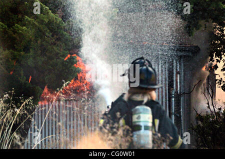 Les pompiers bataille une alarme de feu dans un entrepôt le long de Clement Ave. à Alameda le samedi 14 juillet 2007. (Sean Connelley/l'Oakland Tribune) Banque D'Images