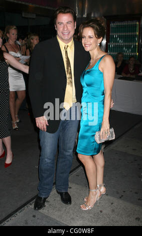 Jul 16, 2007 - New York, NY, USA - John Travolta avec Kelly Preston arriva à l'afterparty au New York Première du film 'Hairspray' (image Crédit : © Dan Herrick/KPA-Zuma Zuma/presse) Banque D'Images