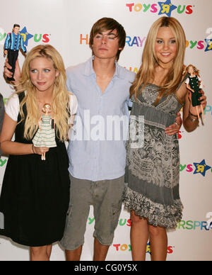 Jul 17, 2007 - New York, NY, USA - acteurs Brittany Snow, ZAC EFRON et Amanda Bynes à partir de leur nouveau film 'Hairspray' promouvoir la nouvelle ligne de 'Hairspray' dolls à Toys 'R' Us Times Square. (Crédit Image : © Nancy/Kaszerman ZUMA Press) Banque D'Images