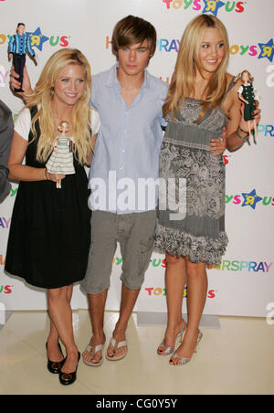 Jul 17, 2007 - New York, NY, USA - acteurs Brittany Snow, ZAC EFRON et Amanda Bynes à partir de leur nouveau film 'Hairspray' promouvoir la nouvelle ligne de 'Hairspray' dolls à Toys 'R' Us Times Square. (Crédit Image : © Nancy/Kaszerman ZUMA Press) Banque D'Images