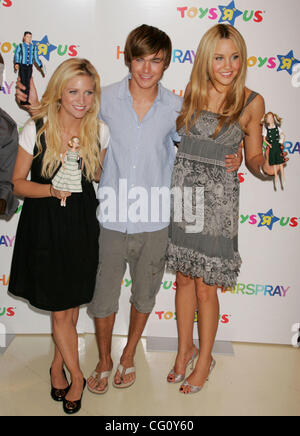 Jul 17, 2007 - New York, NY, USA - acteurs Brittany Snow, ZAC EFRON et Amanda Bynes à partir de leur nouveau film 'Hairspray' promouvoir la nouvelle ligne de 'Hairspray' dolls à Toys 'R' Us Times Square. (Crédit Image : © Nancy/Kaszerman ZUMA Press) Banque D'Images