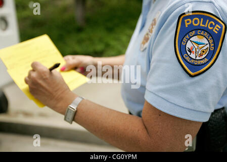 Le mercredi, Juillet 18, 2007, Carlsbad, Californie, États-Unis d' Judy Thomas, qui est un service communautaire chargé de la Division de la circulation de la ville de Carlsbad, écrit un RV's information pour commencer à documenter combien de temps le grand véhicule sera stationné sur la rue de l'Avenida Encinas juste au nord de P Banque D'Images