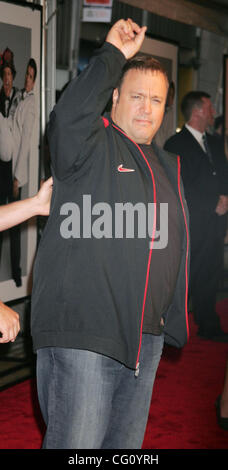 Jul 18, 2007 - New York, NY, USA - l'acteur Kevin James à l'arrivés pour la première de New York 'Je vous prononce maintenant Chuck et Larry' tenu à la Ziegfeld Theatre. (Crédit Image : © Nancy/Kaszerman ZUMA Press) Banque D'Images