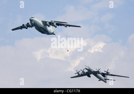 Force aérienne russe. Le ravitaillement de bombardier stratégique TU 95 (arrière) dans l'air par l'IL 78 avion de ravitaillement (avant) . Banque D'Images