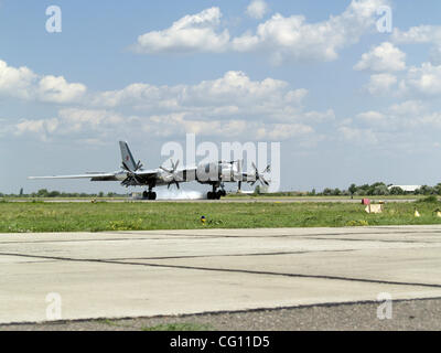 Force aérienne russe des bombardiers stratégiques Tu-95MS à la base aérienne de la ville d'Engels.Tu-95MS bombardier stratégique à l'atterrissage. Banque D'Images