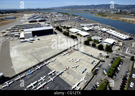 Nord de l'aéroport Oakland Champ est vu dans cette vue aérienne Vue vers le nord le Samedi, 21 juillet 2007, à Oakland, Californie (Jane Tyska/l'Oakland Tribune) Banque D'Images