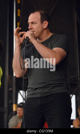 Juillet 23, 2007 ; Charlotte, NC USA ; Singer GREG GRAFFIN du groupe BAD RELIGION il se produit dans le cadre de la 13e édition de Vans Warped Tour qui a eu lieu à l'Amphithéâtre Verizon Wireless situé à Charlotte. Crédit obligatoire : Photo par Jason Moore (©) Copyright 2007 by Jason Moore Banque D'Images