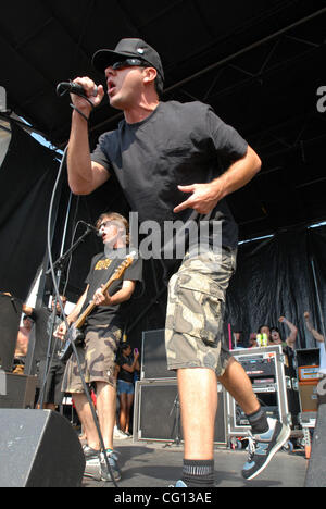 Juillet 23, 2007 ; Charlotte, NC USA ; Singer JIM LINDBERG du groupe PENNYWISE il se produit dans le cadre de la 13e édition de Vans Warped Tour qui a eu lieu à l'Amphithéâtre Verizon Wireless situé à Charlotte. Crédit obligatoire : Photo par Jason Moore (©) Copyright 2007 by Jason Moore Banque D'Images