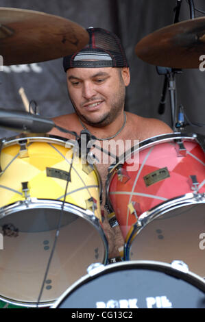 Juillet 23, 2007 ; Charlotte, NC USA ; Batteur YESOD WILLIAMS de la bande effectue Poivre vivre dans le cadre de la 13e édition de Vans Warped Tour qui a eu lieu à l'Amphithéâtre Verizon Wireless situé à Charlotte. Crédit obligatoire : Photo par Jason Moore (©) Copyright 2007 by Jason Moore Banque D'Images