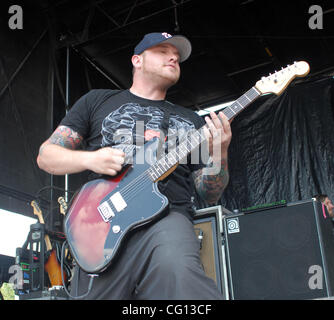 Juillet 23, 2007 ; Charlotte, NC USA ; Le guitariste Chad GILBERT de New Found Glory le groupe se produit sur scène dans le cadre de la 13e édition de Vans Warped Tour qui a eu lieu à l'Amphithéâtre Verizon Wireless situé à Charlotte. Crédit obligatoire : Photo par Jason Moore (©) Copyright 2007 by Jason Moore Banque D'Images