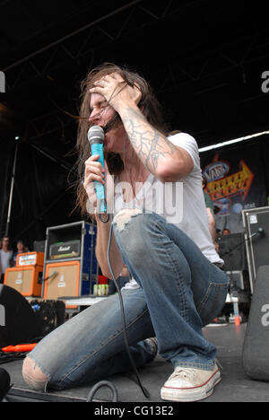 Juillet 23, 2007 ; Charlotte, NC USA ; Singer SPENCER CHAMBERLAIN de la bande Underoath il se produit dans le cadre de la 13e édition de Vans Warped Tour qui a eu lieu à l'Amphithéâtre Verizon Wireless situé à Charlotte. Crédit obligatoire : Photo par Jason Moore (©) Copyright 2007 by Jason Moore Banque D'Images