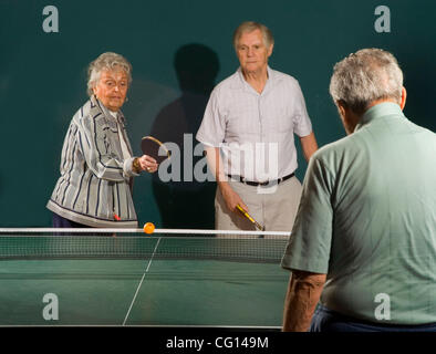 Les hommes et les femmes âgés de 70 à 90 ans jouer au ping-pong une installation d'athlétisme des aînés dans la collectivité de retraités de Laguna Woods, CA. Communiqué de modèle Banque D'Images