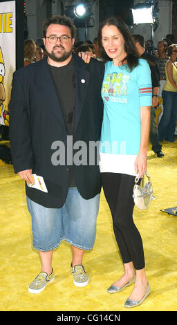 Jul 24, 2007 ; Hollywood, Californie, USA ; acteur Kevin SMITH ET JENNIFER SCHWALBACH SMITH à 'The Simpsons Movie' Première mondiale tenue au Mann Village Theatre, Westwood. Crédit obligatoire : Photo par Paul Fenton/ZUMA Press. (©) Copyright 2007 by Paul Fenton Banque D'Images