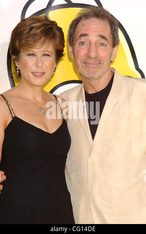 Jul 24, 2007 ; Hollywood, Californie, USA ; l'actrice YEARDLEY SMITH et l'Acteur HARRY SHEARER à 'The Simpsons Movie' Première mondiale tenue au Mann Village Theatre, Westwood. Crédit obligatoire : Photo par Paul Fenton/ZUMA Press. (©) Copyright 2007 by Paul Fenton Banque D'Images