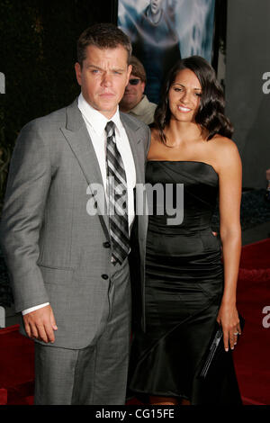 25 juil., 2007 - Hollywood, Californie, USA - l'Acteur Matt Damon et sa femme LUCIANA arrivant à l 'The Bourne Ultimatum' Première mondiale tenue à l'Arclight Cinemas. (Crédit Image : © Lisa O'Connor/ZUMA Press) Banque D'Images