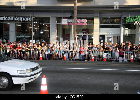 Jul 26, 2007 - Hollywood, CA, USA - Atmosphère et fans au Hollywood premiere de 'Hot Rod' qui a eu lieu au Mann's Chinese Theatre. (Crédit Image : © Camilla Zenz/ZUMA Press) Banque D'Images