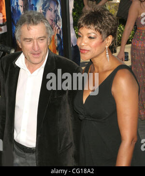 29 juil., 2007 ; Hollywood, Californie, USA ; acteur Robert De Niro et sa femme Grace HIGHTOWER au 'Stardust' Los Angeles Premiere tenue sur le sort des studios Paramount. Crédit obligatoire : Photo par Paul Fenton/ZUMA Press. (©) Copyright 2007 by Paul Fenton Banque D'Images