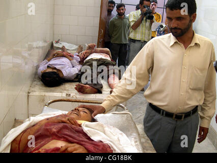 Cadavres de touristes se trouvent dans la salle de contrôle de la police après l'explosion d'une grenade à Srinagar, Inde, le dimanche 29 juillet 2007. Une explosion à l'intérieur d'un bus transportant des touristes a tué au moins 4 blessés et 21 personnes de l'extérieur Jardin Shalimar populaires, a annoncé la police. PHOTO/ALTAF ZARGAR. Banque D'Images