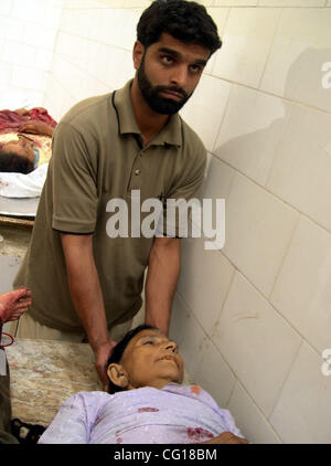 Cadavres de touristes se trouvent dans la salle de contrôle de la police après l'explosion d'une grenade à Srinagar, Inde, le dimanche 29 juillet 2007. Une explosion à l'intérieur d'un bus transportant des touristes a tué au moins 4 blessés et 21 personnes de l'extérieur Jardin Shalimar populaires, a annoncé la police. PHOTO/ALTAF ZARGAR. Banque D'Images