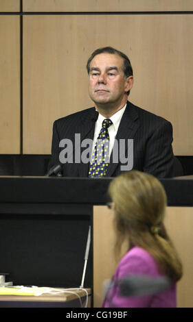 073107 rencontré newell 0041025UN PERSONNEL Photo par Bruce R. Bennett/Le Palm Beach Post -- West Palm Beach -- Warren Newell a témoigné dans le cas d'Andrea Gardner comme PR de la succession de Rondall Gardner vs Costco Wholesale Corporation aujourd'hui au Palm Beach County Courthouse. Ne pas diffuser à l'extérieur de C Banque D'Images