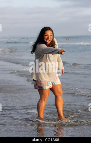 16 juillet 2007, Carlsbad, Californie, États-Unis. Jo Frost, la 'Super Nanny' aime être sur la plage quand elle n'est pas filmer l'émission de télévision. Tourné sur lundi, 16 juillet 2007. Crédit obligatoire : photo par Crissy Pascual/San Diego Union-Tribune. copyright 2007 San Diego Union Tribune. Banque D'Images