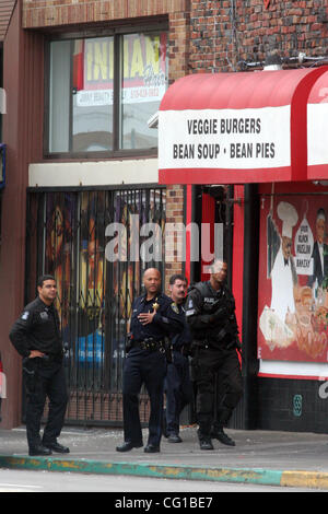 L'équipe Swat et Oakland policiers sur les lieux d'un raid au petit matin sur votre Bakeryon Mulsim Noir San Pablo Ave. et plusieurs foyers liés à la soirées à Oakland, CA Le vendredi 3 août 2007. (Laura A. Oda/l'Oakland Tribune) Banque D'Images