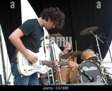 Août 04, 2007 - Baltimore, MD, USA - chanteur / guitariste et batteur JON FRATELLI FRATELLI HACHIS du groupe Henri Salvador il se produit dans le cadre de la deuxième édition du Virgin Festival qui a eu lieu à la piste Pimlico Race Course situé dans le centre-ville de Baltimore. Le festival a attiré plus de 35 000 fans à la Banque D'Images