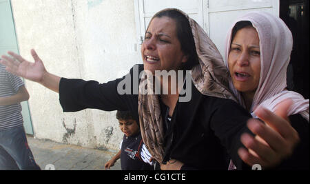 07 août 2007 - Beit Hanoun, bande de Gaza - Les femmes palestiniennes s'afflige de leurs huit ans, Wissam Kafarne relative, en face de la morgue de l'hôpital local dans le nord de la bande de Gaza ville de Beit Hanun. Wissam a été tué lorsqu'un obus israélien lui-même et d'autres enfants jouent avec la détonation. Banque D'Images