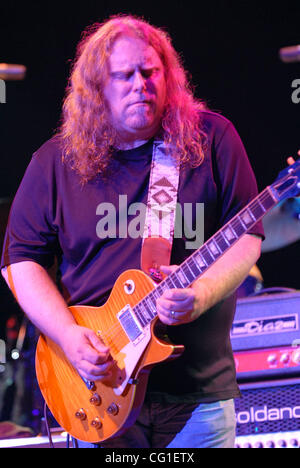 11 août 2007, Raleigh, NC, USA, le guitariste WARREN HAYNES réalise vivre comme l'Allman Brothers Band se produit sur scène qu'il y a 2007 tour fait un arrêt à Walnut Creek Amphitheatre situé à Raleigh. Copyright 2007 Jason Moore. Crédit obligatoire : Jason Moore Banque D'Images