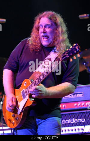 11 août 2007, Raleigh, NC, USA, le guitariste WARREN HAYNES réalise vivre comme l'Allman Brothers Band se produit sur scène qu'il y a 2007 tour fait un arrêt à Walnut Creek Amphitheatre situé à Raleigh. Copyright 2007 Jason Moore. Crédit obligatoire : Jason Moore Banque D'Images