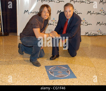 Aug 12, 2007 - Uncasville, CT, USA - Musicien KEITH URBAN (L) reçoit son Étoile sur le Walk of Fame au Mohegan Sun Casino, Uncasville, CT. (Crédit Image : © Anna coiffure/ZUMA Press) Banque D'Images